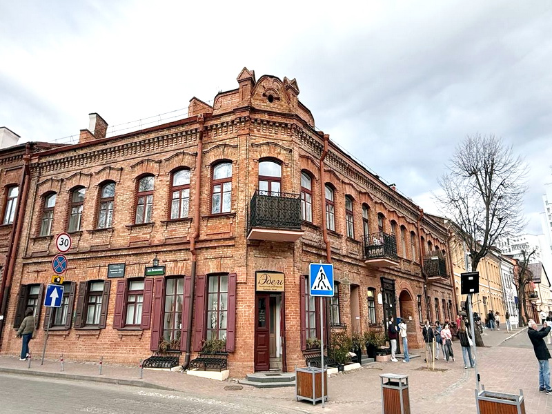 Хата з мезузай