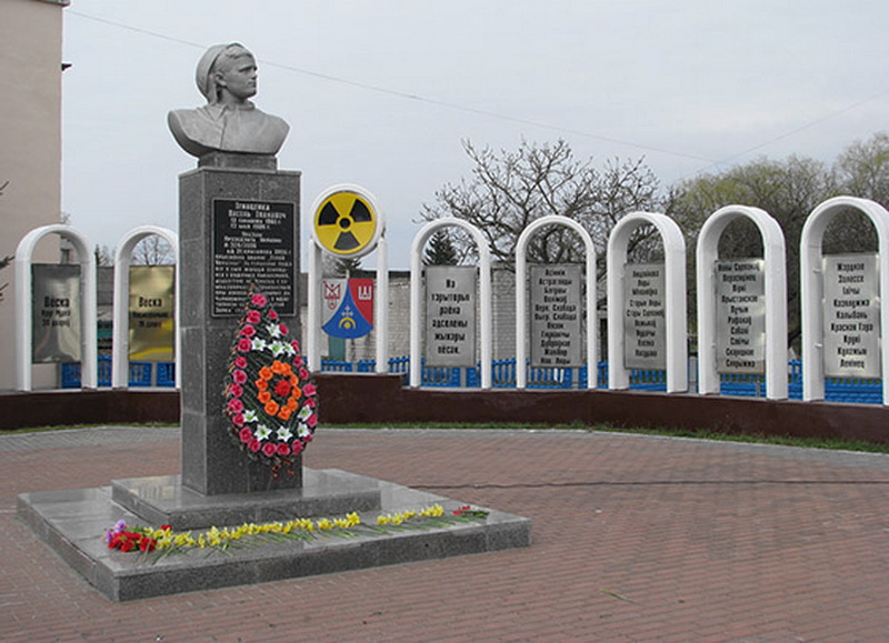 Monument to the fellow countryman-fireman V.Ignatenko