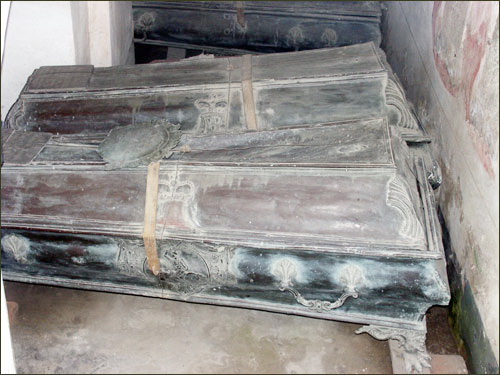 Crooked sarcophagus